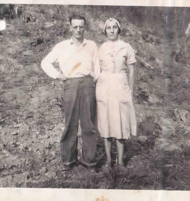 Et svart-hvitt-bilde av et par som står utendørs, etter å ha brukt MyHeritage Photo Enhancer Tool