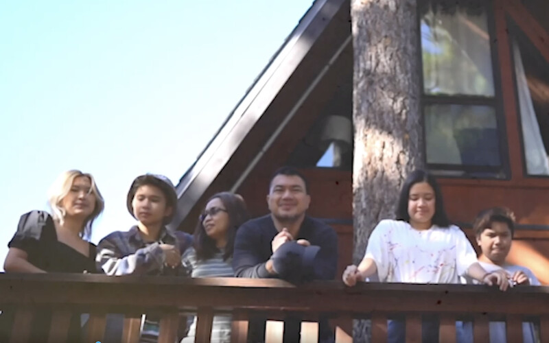 Ysabelle Cuevas posa con la sua famiglia per una foto