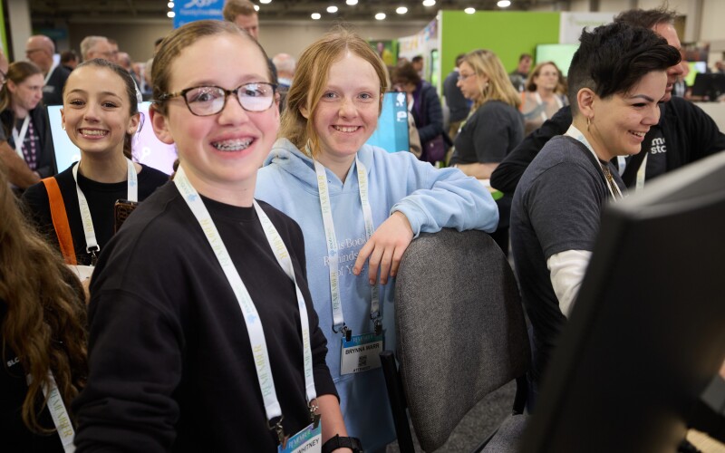 unga flickor som trivs i Expo Hall på RootsTech