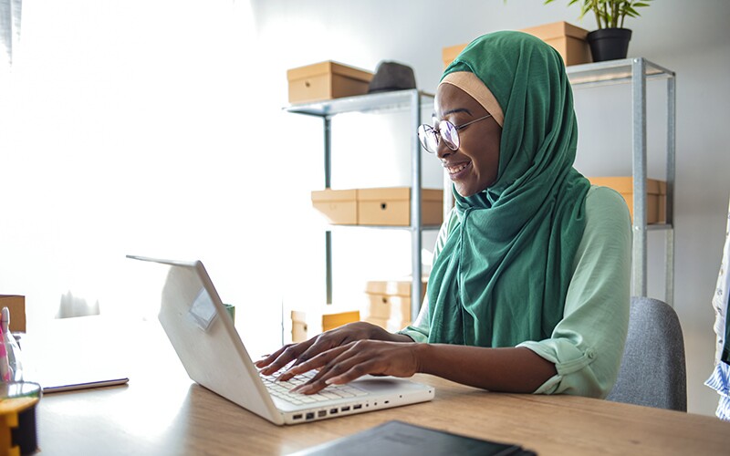 امرأة تبحث عن معلومات عن عائلتها