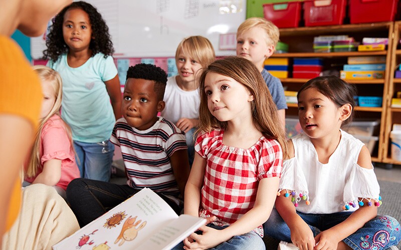 話を聞きながら積極的に耳を傾けるスキルを訓練する子供たち。