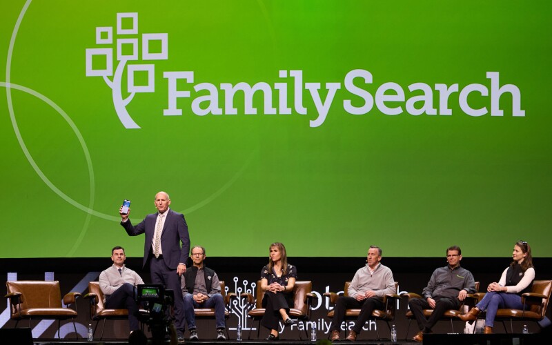 Bret Weekes, direttore dello sviluppo del software per FamilySearch, parla a un forum tecnologico all’interno del Salt Palace durante RootsTech 2024.