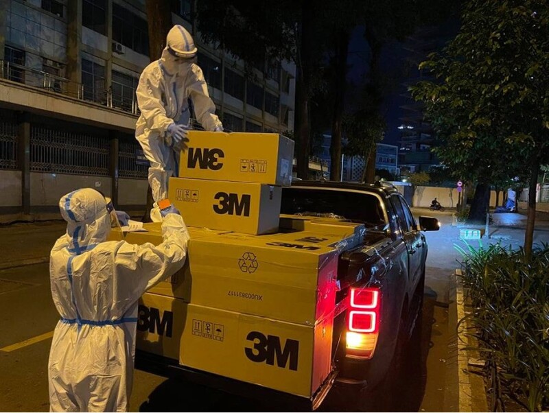 Ngan Phan y sus amigos repartiendo comidas en la ciudad
