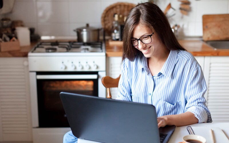 una donna al computer