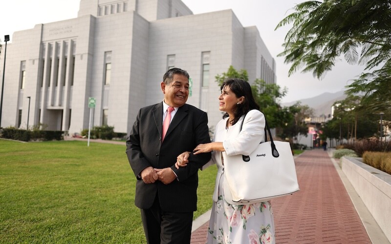 末日聖徒の神殿の敷地で互いに見つめ合う夫婦