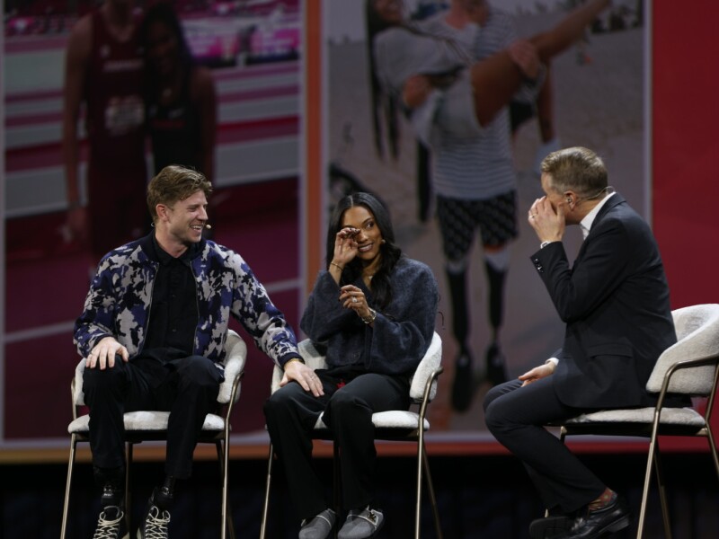 타라 데이비스-우드홀과 헌터 우드홀이 커비 헤이본과 함께 루츠테크 메인 스테이지에 앉아 있다