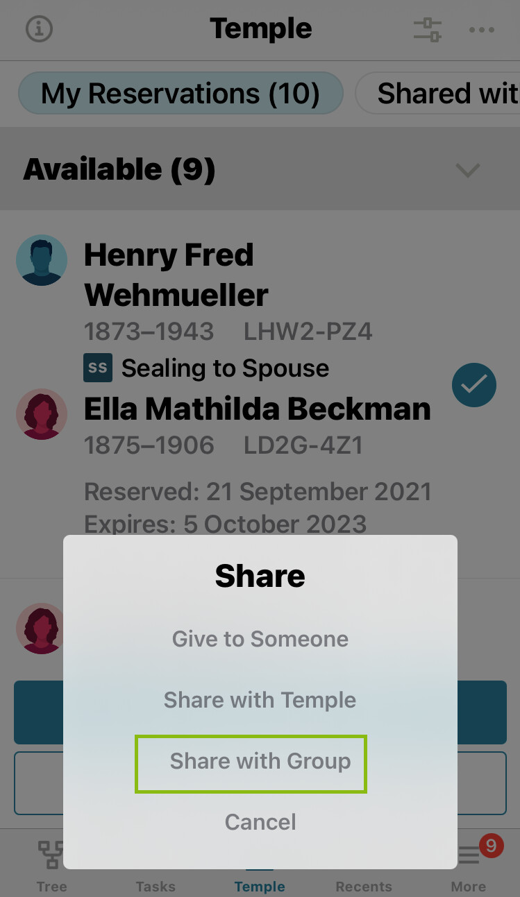 Wie gebe ich über die App eine Reservierung an eine Familiengruppe weiter? Klicken Sie auf „Weitergeben“ und anschließend auf „An Gruppe weitergeben“.