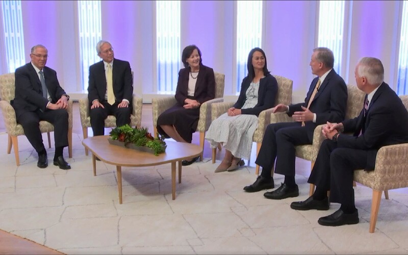 Seis líderes seniores da Igreja reúnem-se para a Instrução para a Liderança de Templo e História da Família de 2024 .
