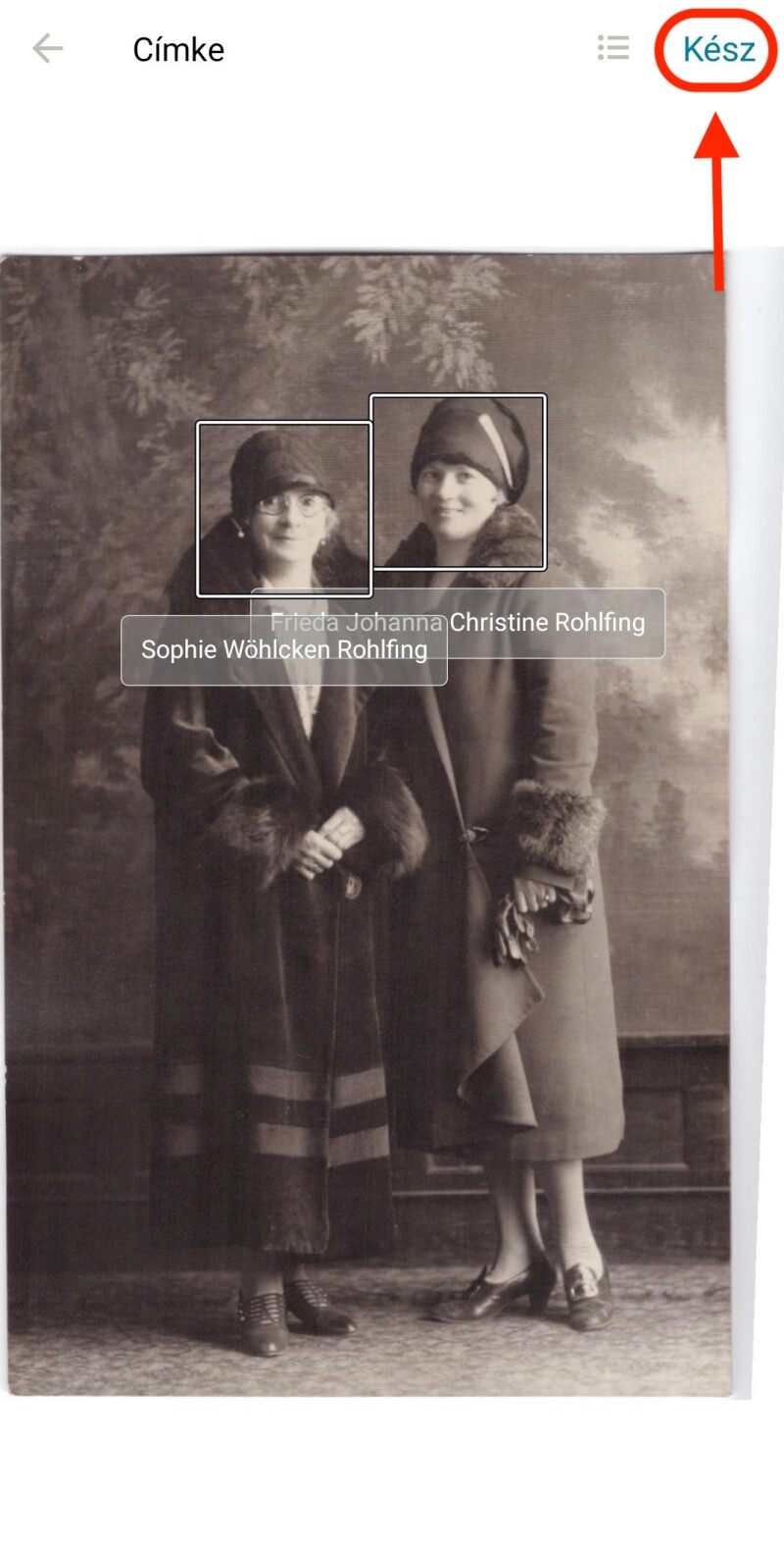Két egymás mellett álló nő fényképe, amint az a FamilySearch emléknézegetőjében feltűnik. Mindegyik arcot kör keretezi, alatta a nevükkel. Az ovális alakú piros jelzés a képernyő alján lévő Kész gombot veszi körül.