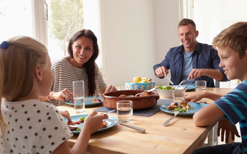 Una famiglia che mangia insieme a un tavolo