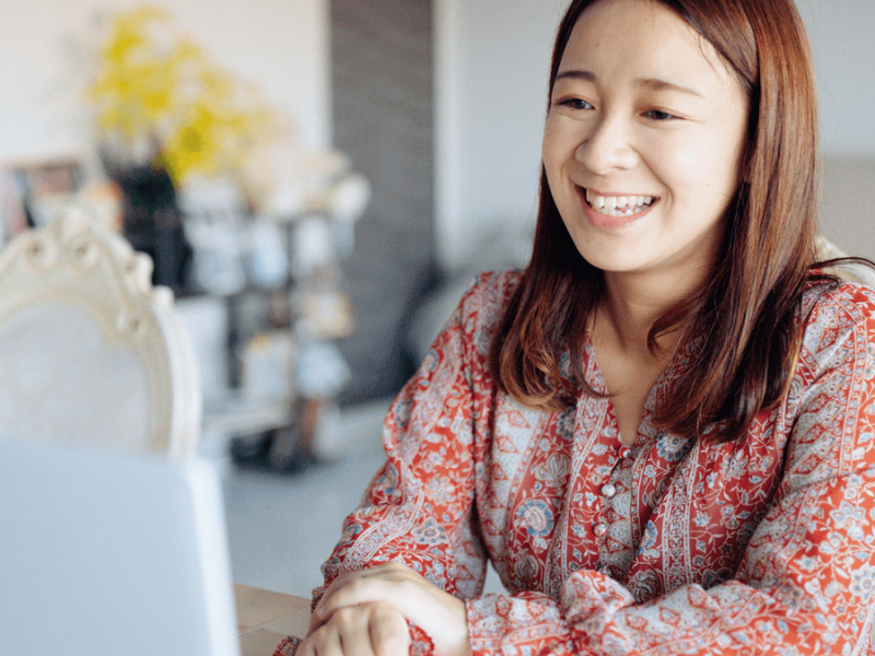 Femme asiatique les yeux rivés sur un ordinateur portable