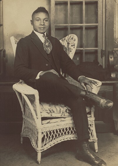 Fashionable 1910s man