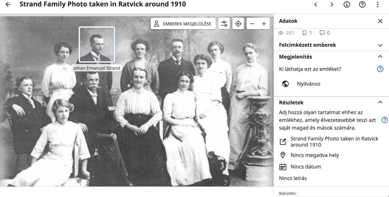 A FamilySearch új emléknézegetője Nagy családot ábrázoló régi fénykép. Az egyik férfi feje fehér keretbe van foglalva, alatta a nevével. Az oldalsó táblán részletes információk vannak a fényképről.