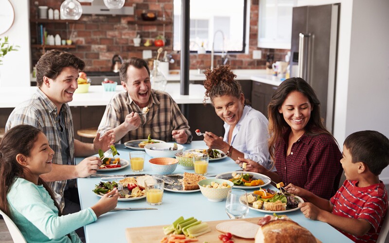 Famiglia riunita a tavola per mangiare insieme