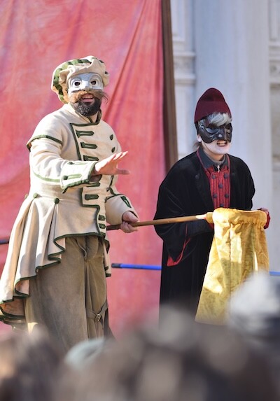 En forestilling med gateteater under karnevalet i Venezia