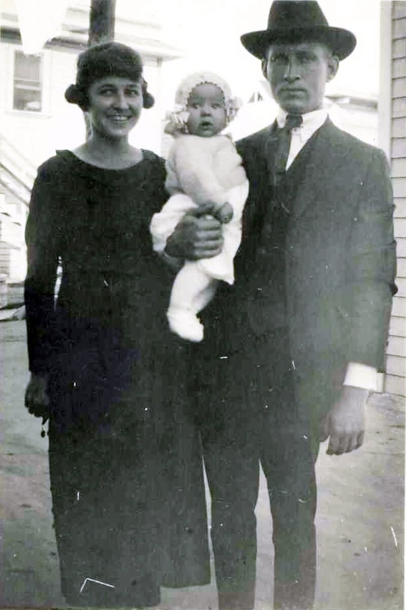 Man and woman in 1920 dressed in clothes people wore 100 years ago