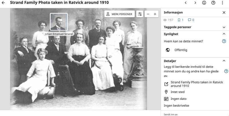 Den nye FamilySearch Minnefremviser. Det vises et gammelt bilde av en stor familie. En av mennene har en hvit boks om hodet med navnet sitt under. På sidepanelet er detaljerte opplysninger om bildet.