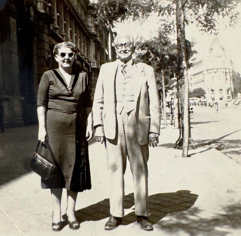 Una vecchia foto di un uomo e una donna in piedi su un marciapiede a Madrid, Spagna. La Gran Via è sullo sfondo.