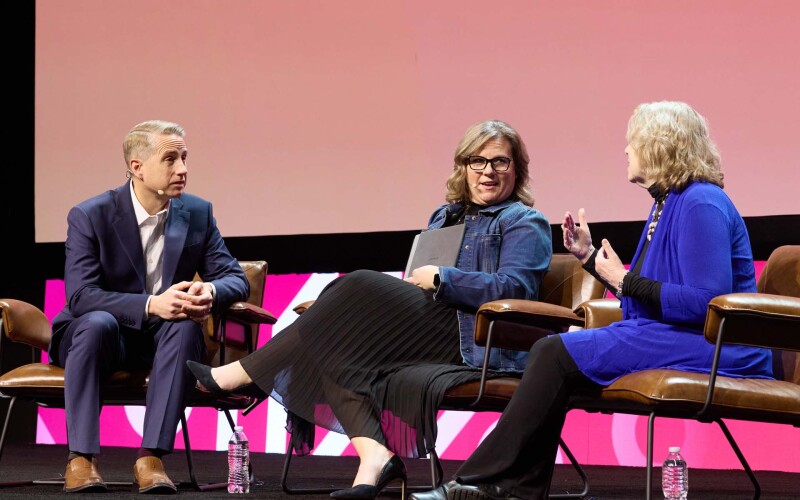 Kirby Heyborne, un presentatore di FamilySearch, parla con il dott. Jody Koenig Kellas e il dott. Robyn Fivush al Forum sull’impatto all’interno del Salt Palace durante RootsTech 2024.