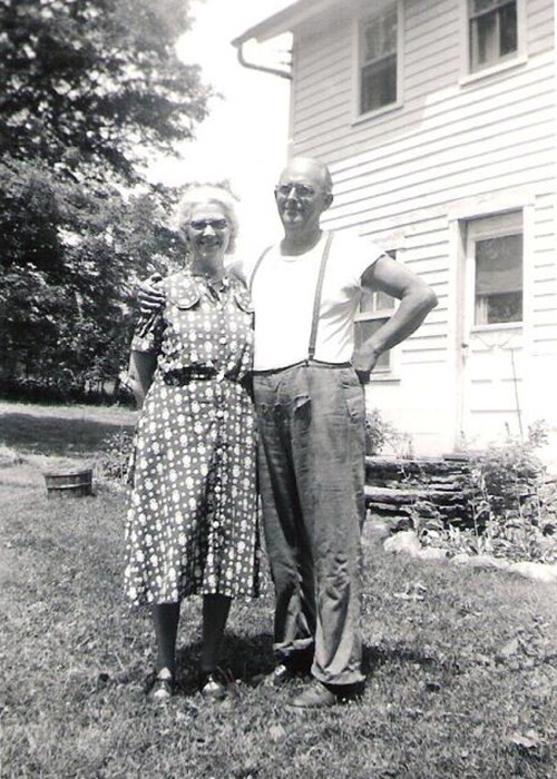 Thomas MacEntee's great-grandparents outside their dutch home.