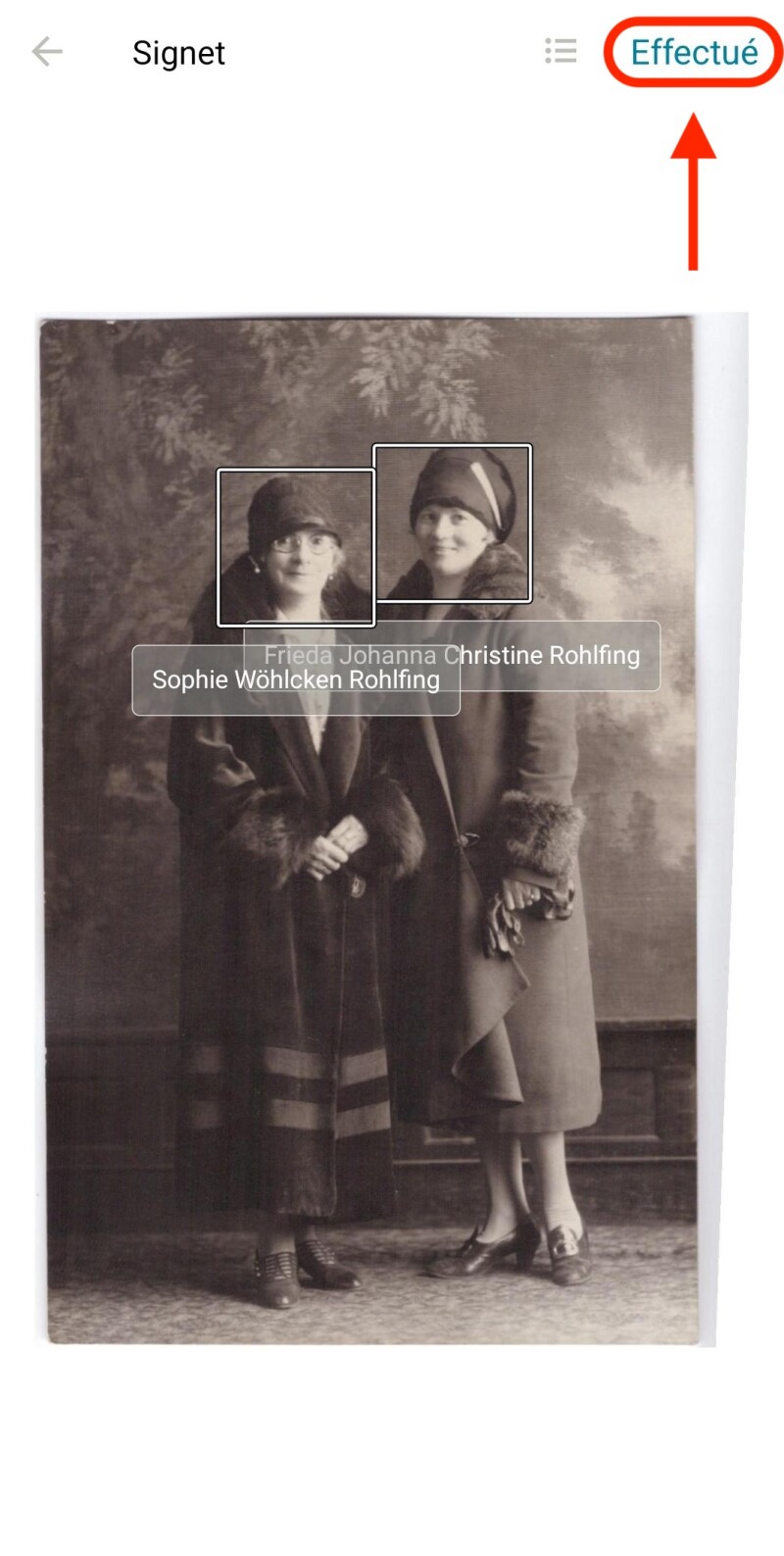 Une photo de deux femmes debout ensemble, comme on peut le voir dans le visualiseur de souvenirs de FamilySearch. Il y a des cercles autour de chaque visage avec leur nom en dessous. Un ovale rouge entoure un bouton en bas de l'écran qui indique « Terminé ».