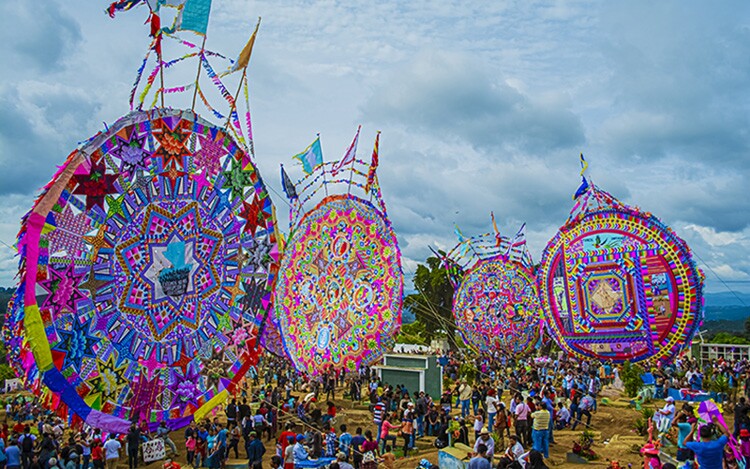 En Guatemala, la gente vuela cometas gigantescos en el Festival Barriletes Gigantes en memoria de sus antepasados.