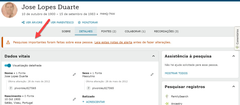 Captura de tela mostrando uma nota de alerta na aba Detalhes de uma página do FamilySearch.
