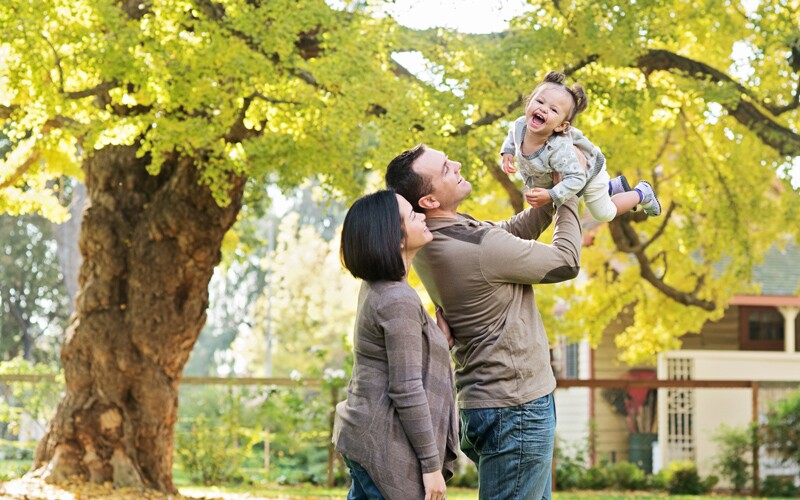 Una famiglia sorride e crea insieme dei ricordi.