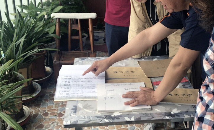 Christine Chiang's cousin shows her their clan jiapu.