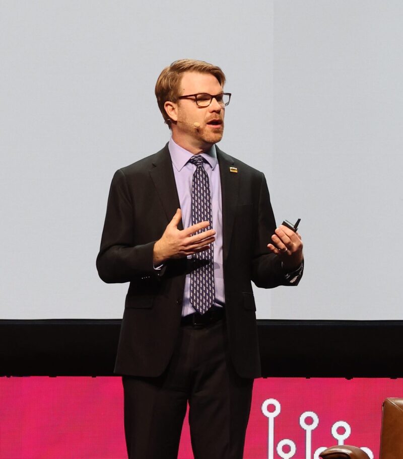Jesse Brackenbury houdt zijn presentatie op het RootsTech-podium.
