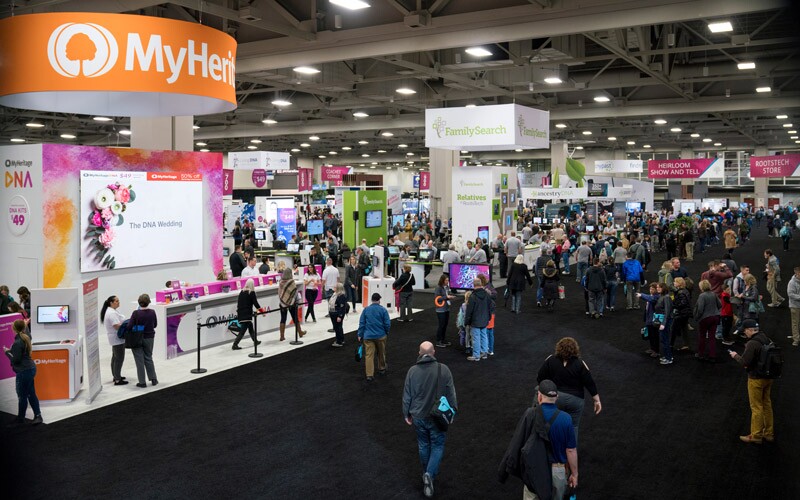 منظر لقاعة المعرض الصاخبة في مؤتمر الأنساب RootsTech السابق.
