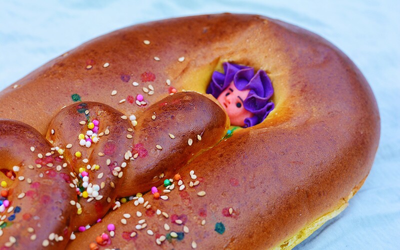Le jour des morts est célébré au Pérou par la confection du pain sucré T'anta Wawa.