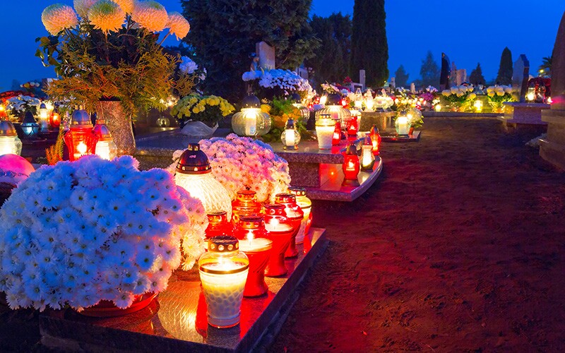 En Polonia, la gente celebra el Día de los Fieles Difuntos visitando las tumbas de sus antepasados y encendiendo velas.