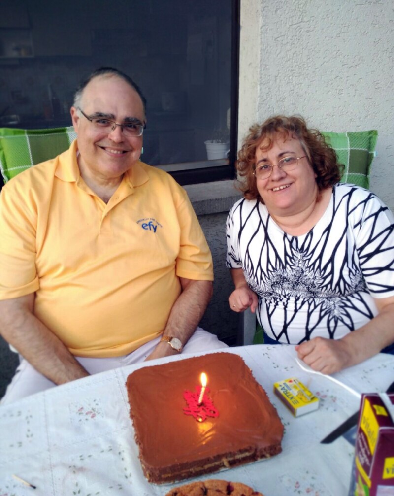 Family eating the Reina cake.