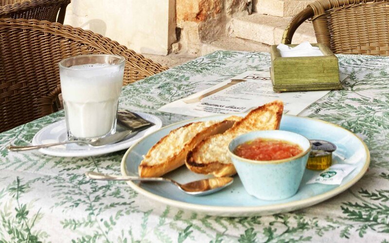 Un piccolo tavolino da caffè con un piatto di toast per la colazione