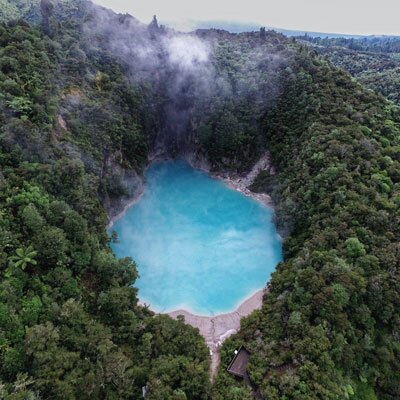 Fotografía aérea del Lago Azul en el Lago Volcán Waimangu, en la Isla Norte de Nueva Zelanda.