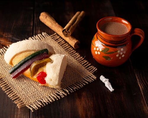 A piece of Rosca de Reyes and a cup of hot chocolate for 3 Kings Day