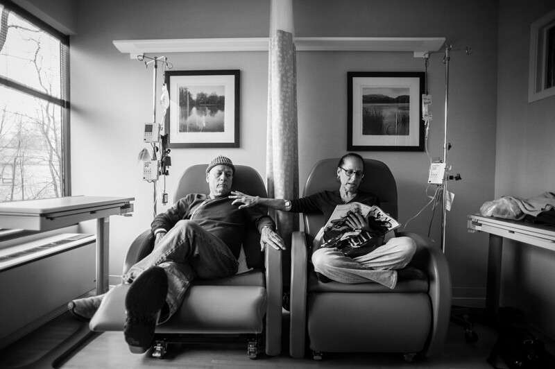 Photo de la mère et du père de Nancy Borowick dans une chambre d'hôpital. Tous les deux ont été diagnostiqués avec un cancer et recherchent un traitement.