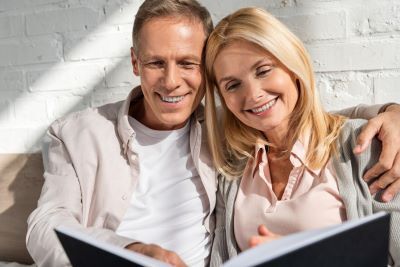 一緒にスクラップブックを読む中年夫婦