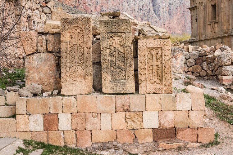 Sculptures en pierre arméniennes de Khachkar.