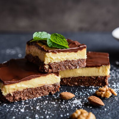 L'un des desserts favoris canadiens est la barre Nanaimo.