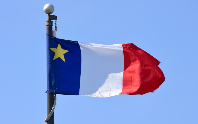 La bandera de Acadia ondeando en Wolfville, Nueva Escocia, Canadá