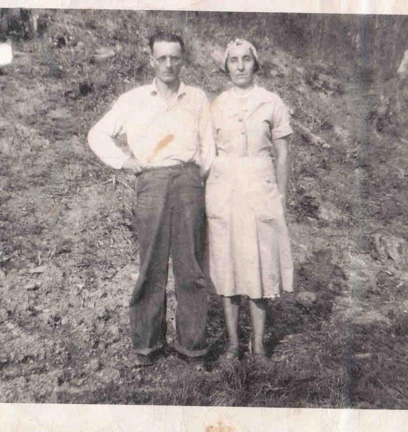 Reparert svart-hvitt-bilde av et par som står utendørs, etter å ha brukt MyHeritage Repair