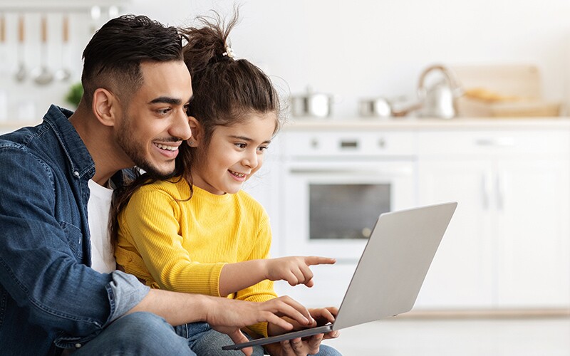 أب وابنته يبحثان عن شجرة عائلتهما الشرق أوسطية