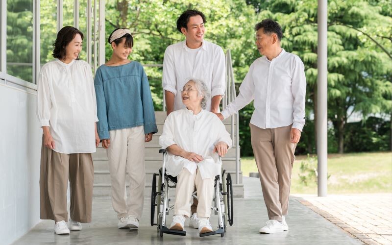 Cucu-cucu mengunjungi nenek mereka di pusat perawatan.