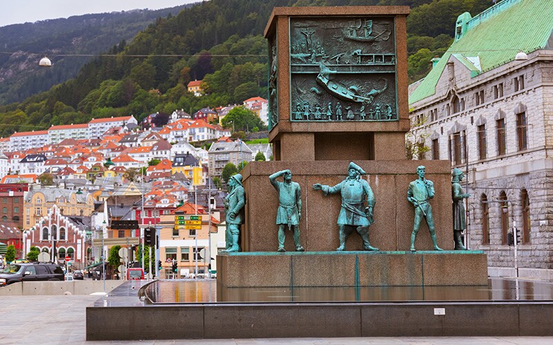 a statue commemorating Leif Ericson.