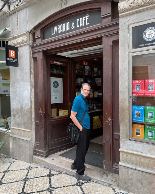 egy turista besétál a világ legrégebbi könyvesboltjaként ismert Livraria Bertrandba