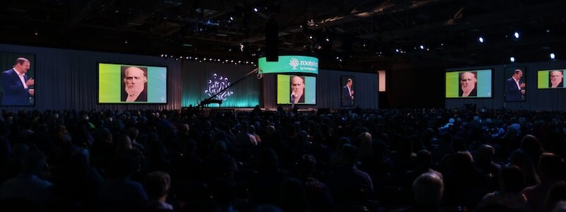 Una vista amplia de Steve Rockwood en el escenario principal de RootsTech 2025