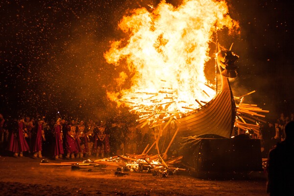 brenning av vikingskip under vikingfestivalen
