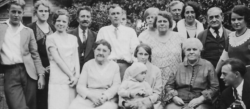 Une photographie en noir et blanc de quatre générations d'une famille française tirée des Souvenirs de FamilySearch.